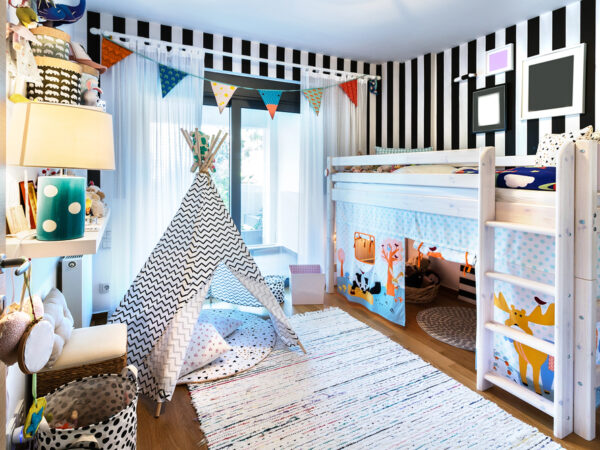 Kinderkamer met hoogslaper en tipi