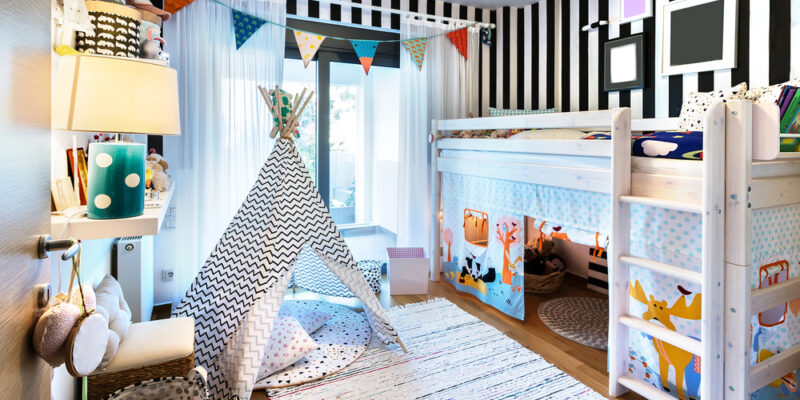 Kinderkamer met hoogslaper en tipi